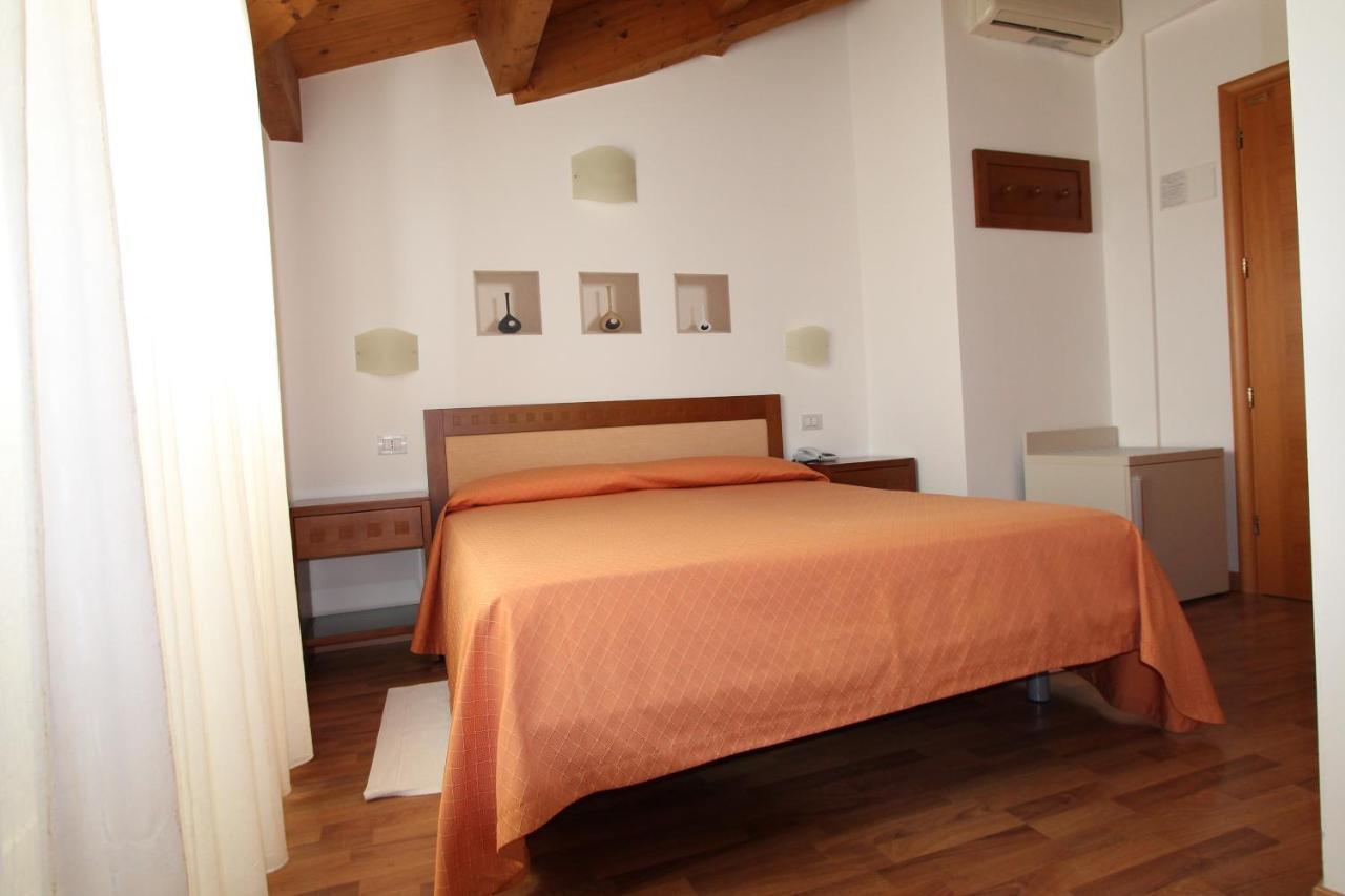 Hotel Escorial تّشيرفييا المظهر الخارجي الصورة